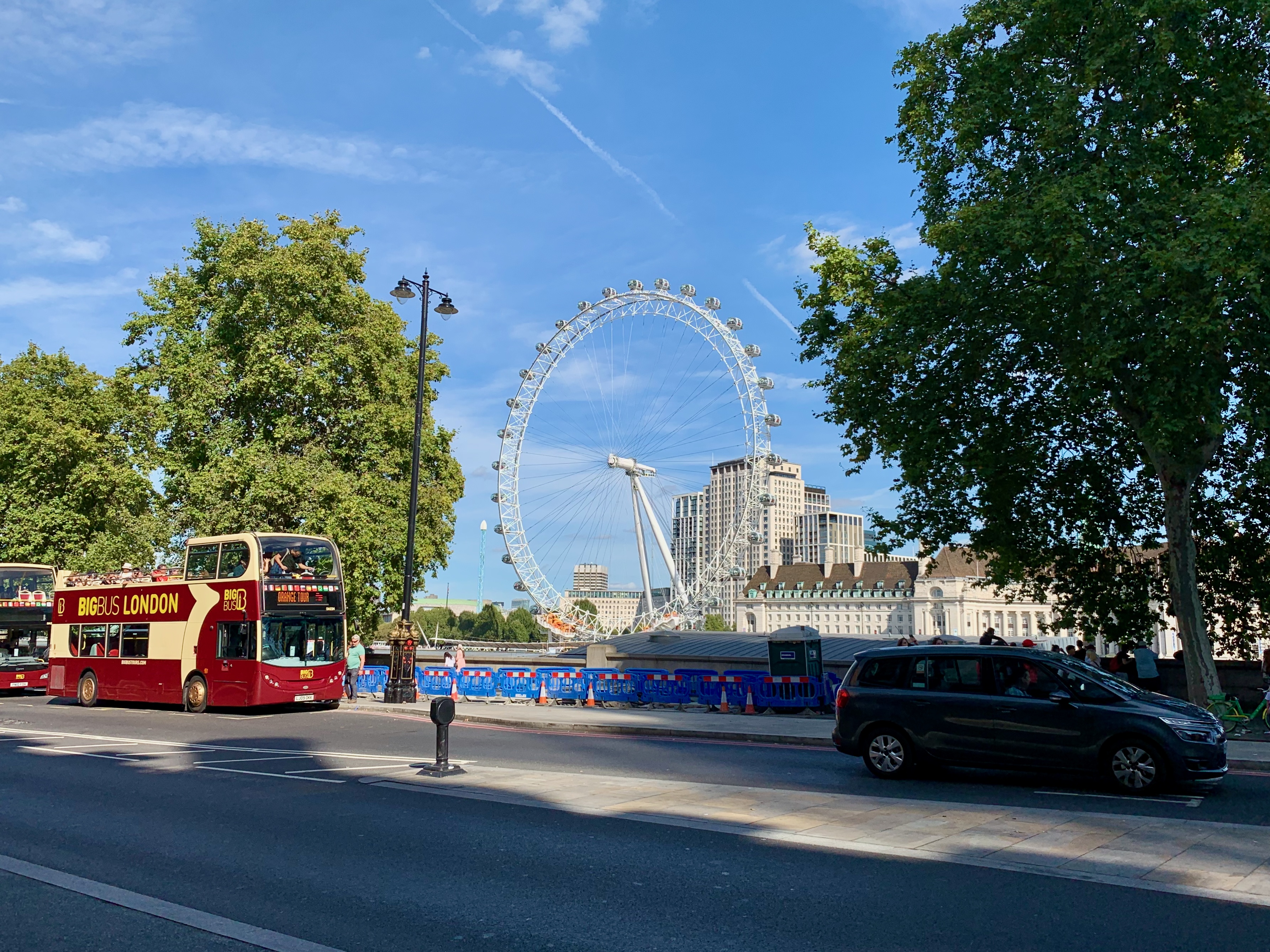 london eye red bus